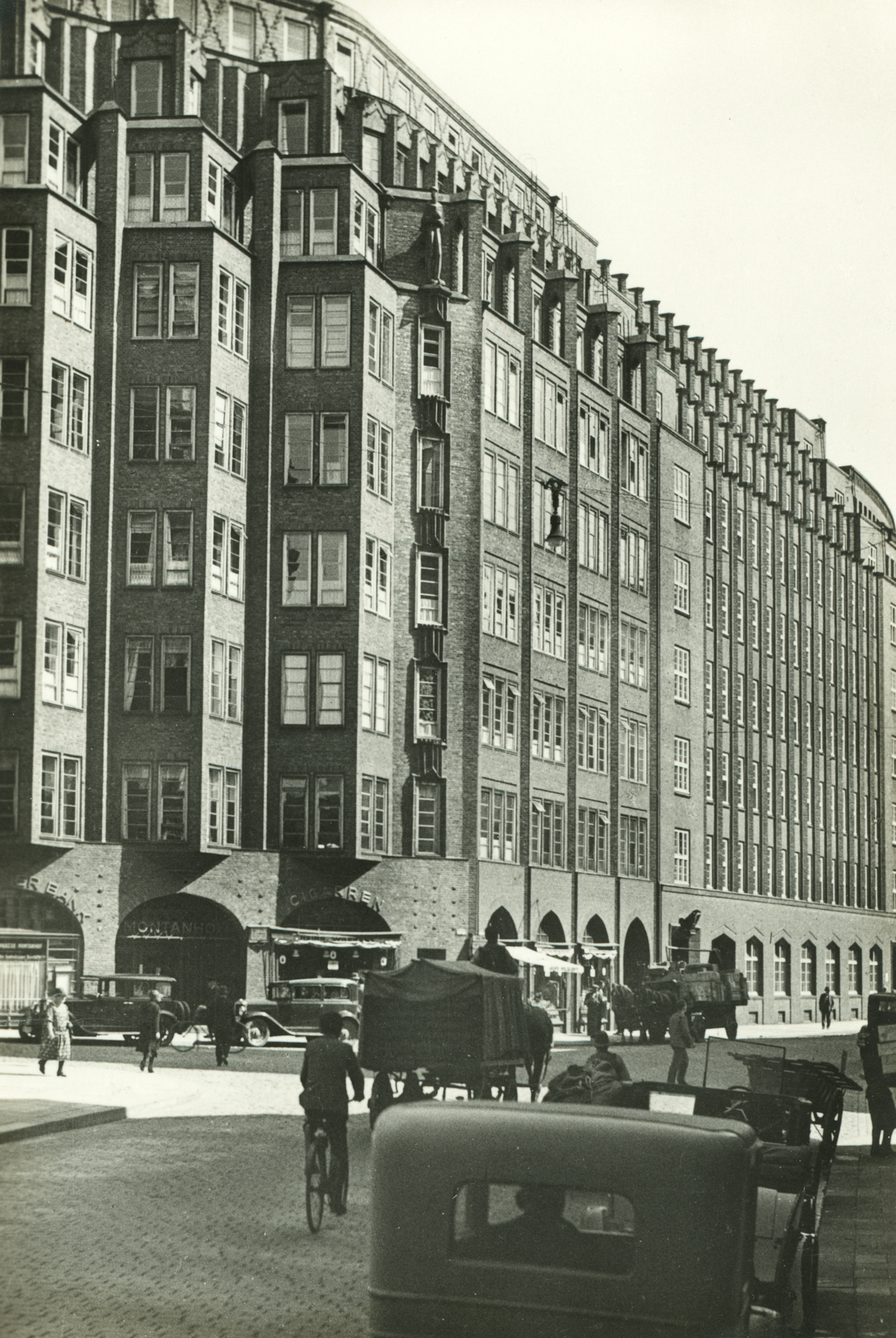 Kontorhausviertel Hamburg um 1920 mit Pferdefuhrwerk und Auto