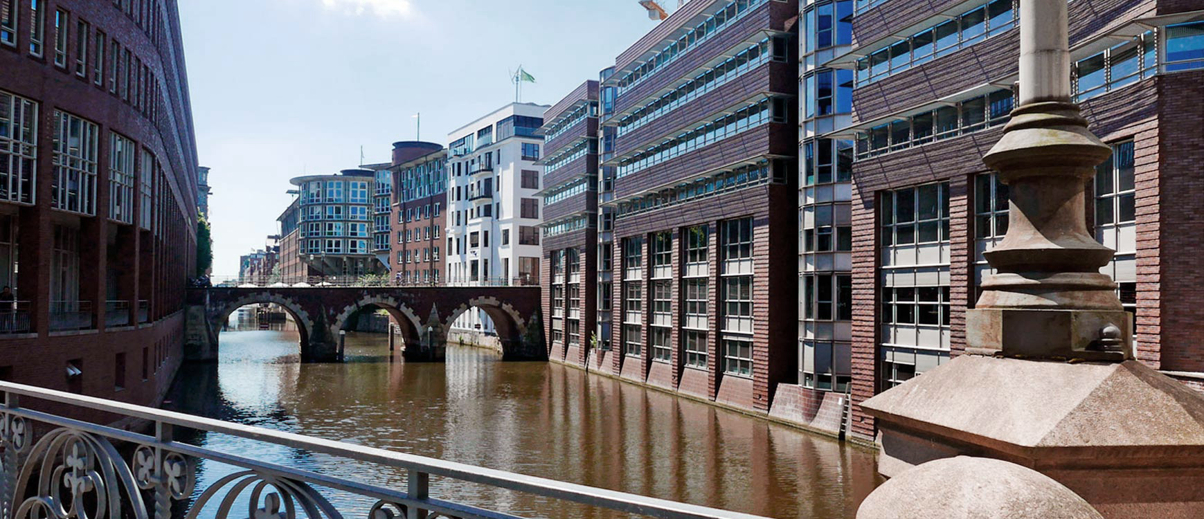 Hamburg Wasserstrasse mit Häusern links und rechts